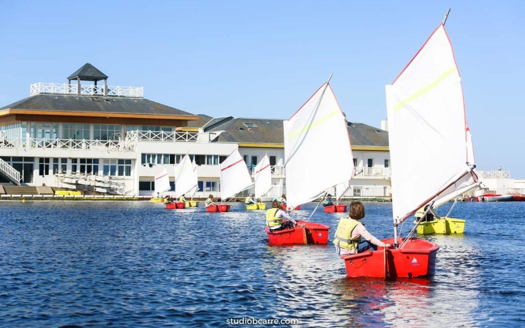 lac de tanchet avec mini voilier pour les enfants